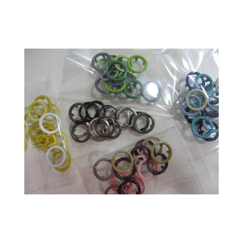 14 ojales de metal. Diferentes colores. . Scrapbooking, Indispensables, Brads y eyelets