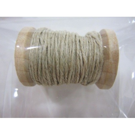 Bobina de madera con hilo