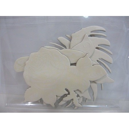 Siluetas de alas, pájaros y flores gofradas