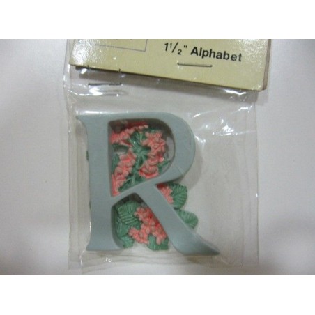 "R". Letra de resina