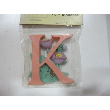 "K". Letra de resina