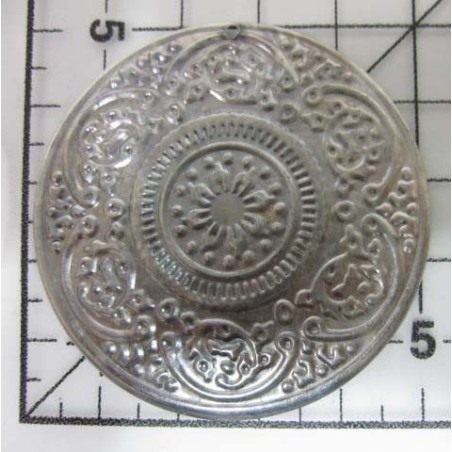 Decoración de metal plateada. Circulo con grabados. Ø 5 cm. Fabscraps.