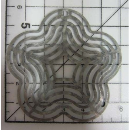 Decoración de metal plateada. Flor redondeada de cinco pétalos. 6 x 6 cm. Fabscraps