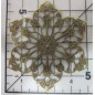 Decoración de metal dorada. Flor de seis pétalos con filigranas. 5,5 x 5 cm. Fabscraps