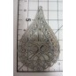 Decoración de metal plateada. Forma de lágrima con filigranas. 6, 5 x 4 cm. Fabscraps