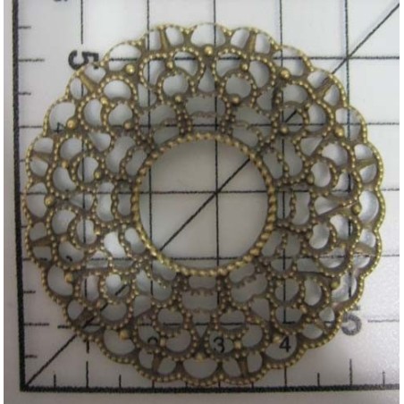 Decoración de metal dorada. Circulo labrado con filigranas. Ø 5 cm. Fabscraps