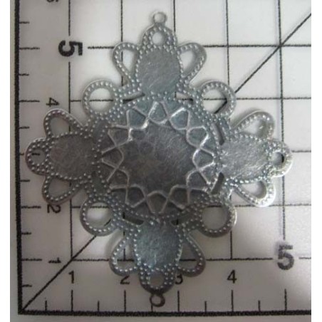 Decoración de metal plateada. Cruz griega grabada y contornos redondeados. 5 x 5 cm. Fabscraps