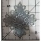 Decoración de metal plateada. Cruz griega grabada y contornos redondeados. 5 x 5 cm. Fabscraps
