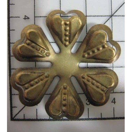 Decoración de metal dorada. Flor con pétalos con forma de corazón. 4 x 4 cm. Fabscraps