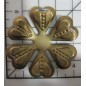 Decoración de metal dorada. Flor con pétalos con forma de corazón. 4 x 4 cm. Fabscraps