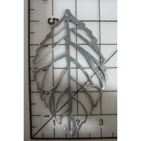 Decoración de metal plateada. Hoja con los nervios marcados. 5 x 3 cm. Fabscraps
