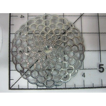 Decoración de metal plateada. Circulo con filigranas redondeadas. Ø 4 cm. Fabscraps