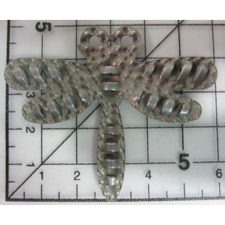 Decoración de metal plateada. Libélula grabada. 5 x 6 cm. Fabscraps