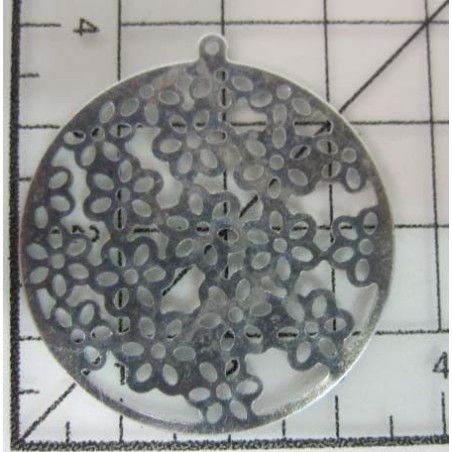 Decoración de metal plateada. Colgante redondo con flores talladas. Ø 5 cm. Fabscraps