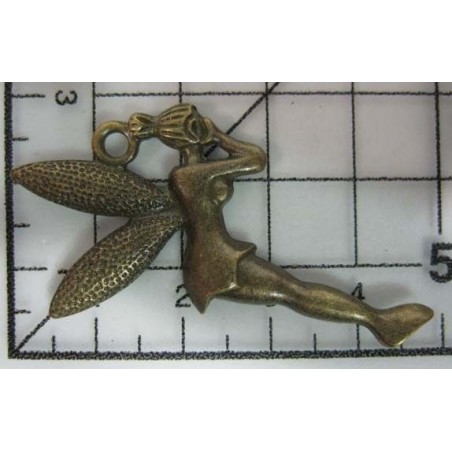 Decoración de metal dorada. Colgante Hada sentada. 3 x 5 cm. Fabscraps