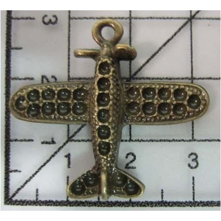 Decoración de metal dorada. Colgante aeroplano con grabados. 3 x 3 cm. Fabscraps