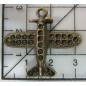 Decoración de metal dorada. Colgante aeroplano con grabados. 3 x 3 cm. Fabscraps