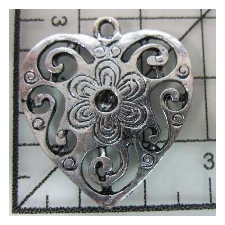 Decoración de metal plateada. Colgante corazón grabado con volutas.  3 x 3 cm. Fabscraps