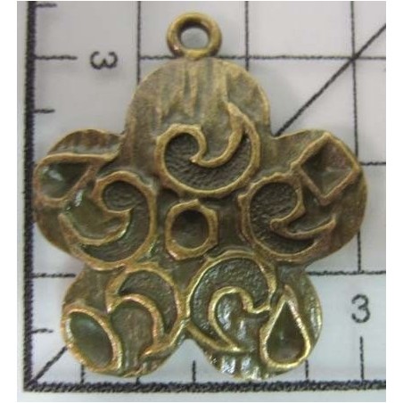 Decoración de metal dorada. Colgante flor con grabados. 3 x 3 cm. Fabscraps