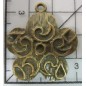 Decoración de metal dorada. Colgante flor con grabados. 3 x 3 cm. Fabscraps