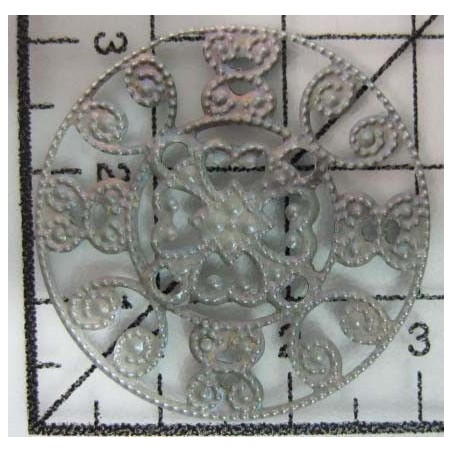 Decoración de metal plateada. Círculo con filigranas y punteado.  Ø 3 cm. Fabscraps