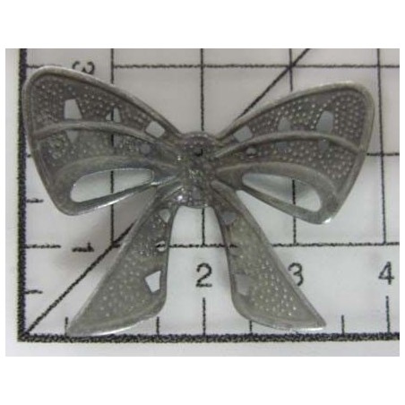 Decoración de metal plateada. Lazo grabado. 3 x 4 cm. Fabscraps