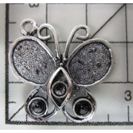 Decoración de metal plateada. Colgante mariposa con antenas. 2,5 x 2,5 cm. Fabscraps