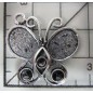 Decoración de metal plateada. Colgante mariposa con antenas. 2,5 x 2,5 cm. Fabscraps