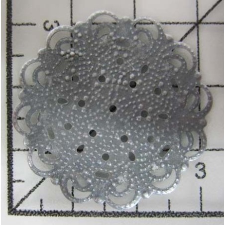 Decoración de metal plateada. Circulo labrado con cantos redondeados imitando blonda. Ø 3 cm. Fabscraps