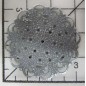 Decoración de metal plateada. Circulo labrado con cantos redondeados imitando blonda. Ø 3 cm. Fabscraps