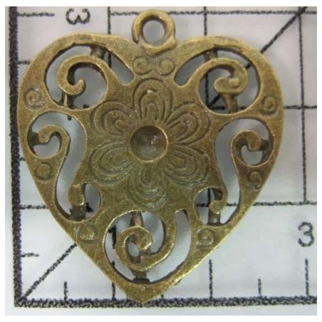 Decoración de metal dorada. Colgante corazón grabado con volutas. 3 x 3 cm. Fabscraps