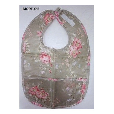 Babero plastificado decorado con motivos florales