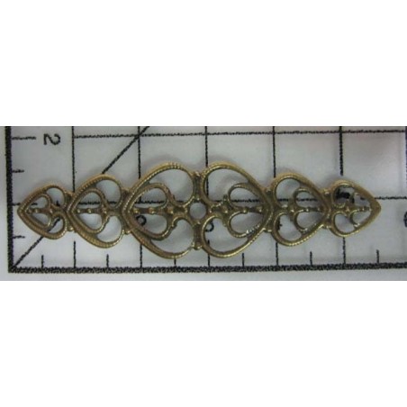 Decoración de metal dorada. Filigrana alargada.  2 x 5 cm. Fabscraps