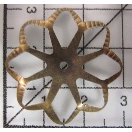 Decoración de metal dorada. Flor de 8 pétalos grandes. 3 x 3 cm. Fabscraps