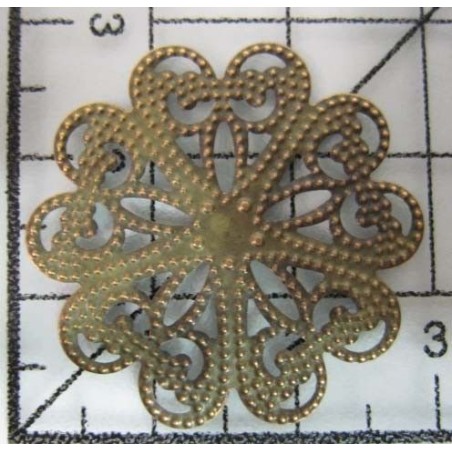 Decoración de metal dorada. Flor de 5 pétalos con forma de corazón. 3 x 3 cm. Fabscraps