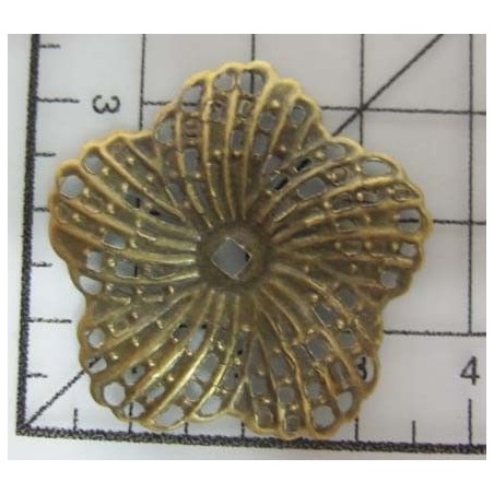 Decoración de metal dorada. Flor con grabados lineales. 3 x 3 cm. Fabscraps