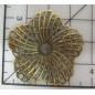 Decoración de metal dorada. Flor con grabados lineales. 3 x 3 cm. Fabscraps