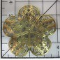 Decoración de metal dorada. Flor de 5 pétalos con volutas. 4 x 4 cm. Fabscraps