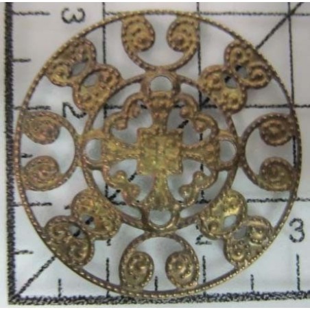 Decoración de metal dorada. Circulo con filigranas y cruz central. Ø 3 cm. Fabscraps