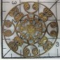 Decoración de metal dorada. Circulo con filigranas y cruz central. Ø 3 cm. Fabscraps