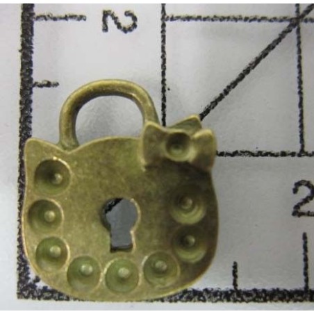 Decoración de metal dorada. Colgante candado "Kitty". 1,5  x 1,5 cm. Fabscraps