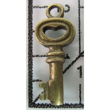 Decoración de metal dorada. Colgante llave con corazón. 2 x 1 cm. Fabscraps