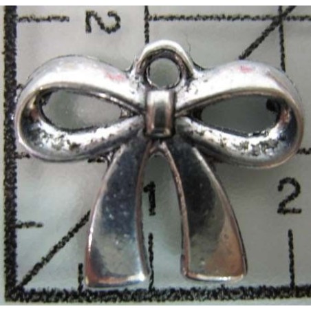 Decoración de metal plateada. Colgante lazo. 2 x 2 cm. Fabscraps