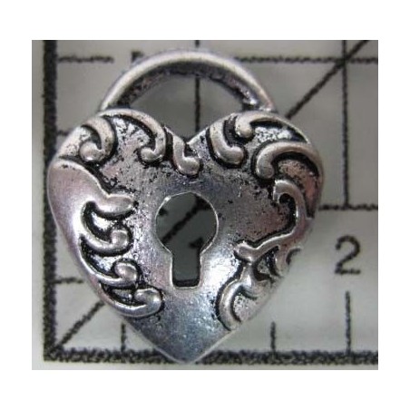 Decoración de metal plateada. Colgante candado con forma de corazón. 2 x 2 cm. Fabscraps