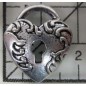 Decoración de metal plateada. Colgante candado con forma de corazón. 2 x 2 cm. Fabscraps