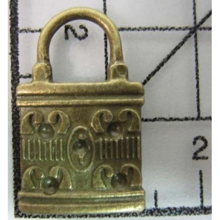 Decoración de metal dorada. Colgante candado con grabados. 2 x 2 cm. Fabscraps