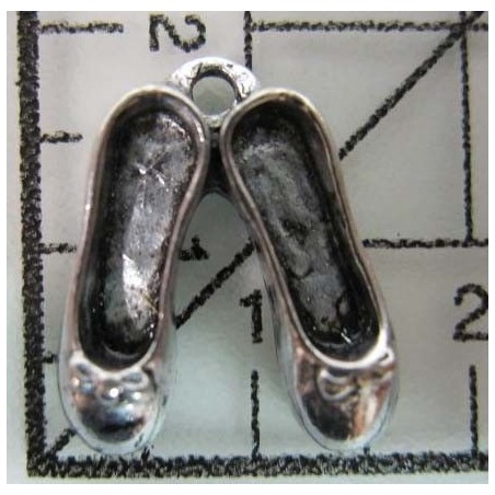 Decoración de metal plateada. Colgante zapatillas de ballet. 2 x 2 cm. Fabscraps