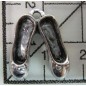 Decoración de metal plateada. Colgante zapatillas de ballet. 2 x 2 cm. Fabscraps