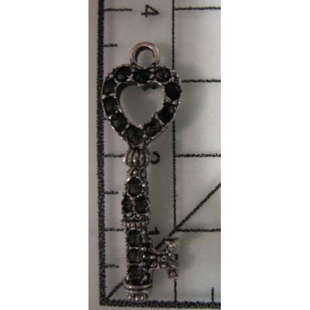 Decoración de metal plateada. Colgante llave corazón grabada. 4 x 1 cm. Fabscraps