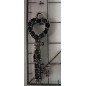 Decoración de metal plateada. Colgante llave corazón grabada. 4 x 1 cm. Fabscraps
